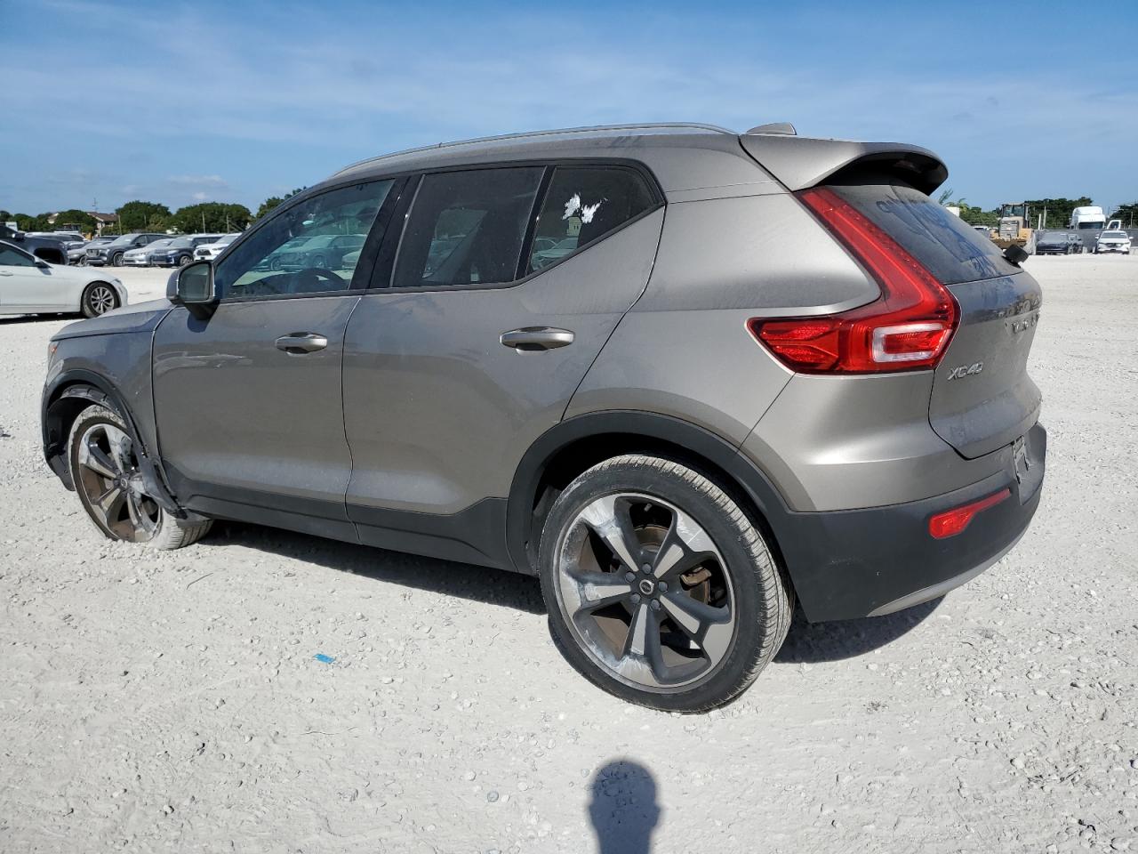 2022 Volvo XC40 - Image 2