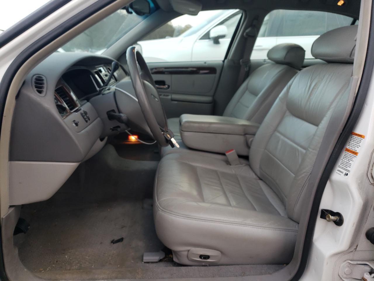 2001 Lincoln Town Car - Image 7