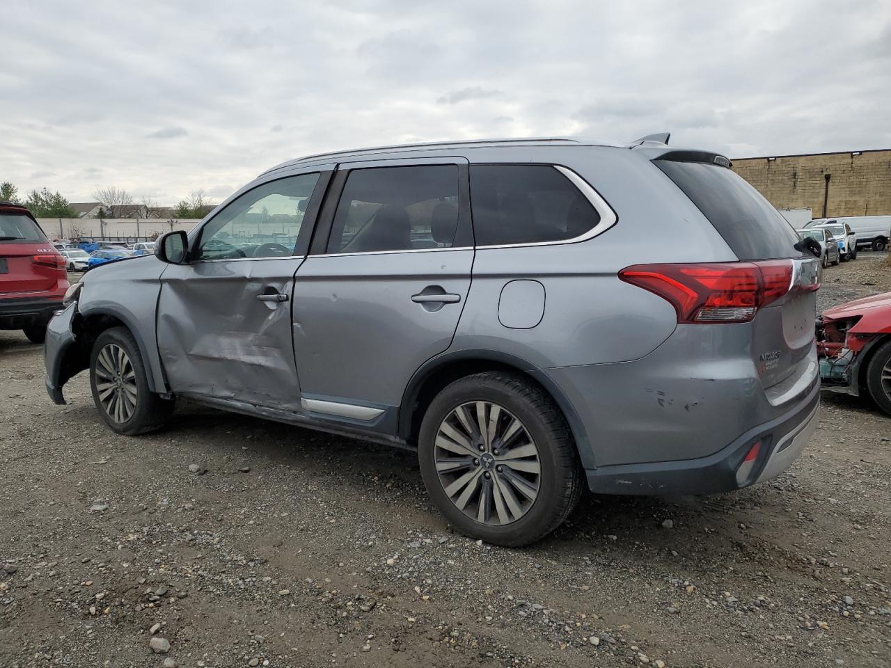 2019 Mitsubishi Outlander - Image 2