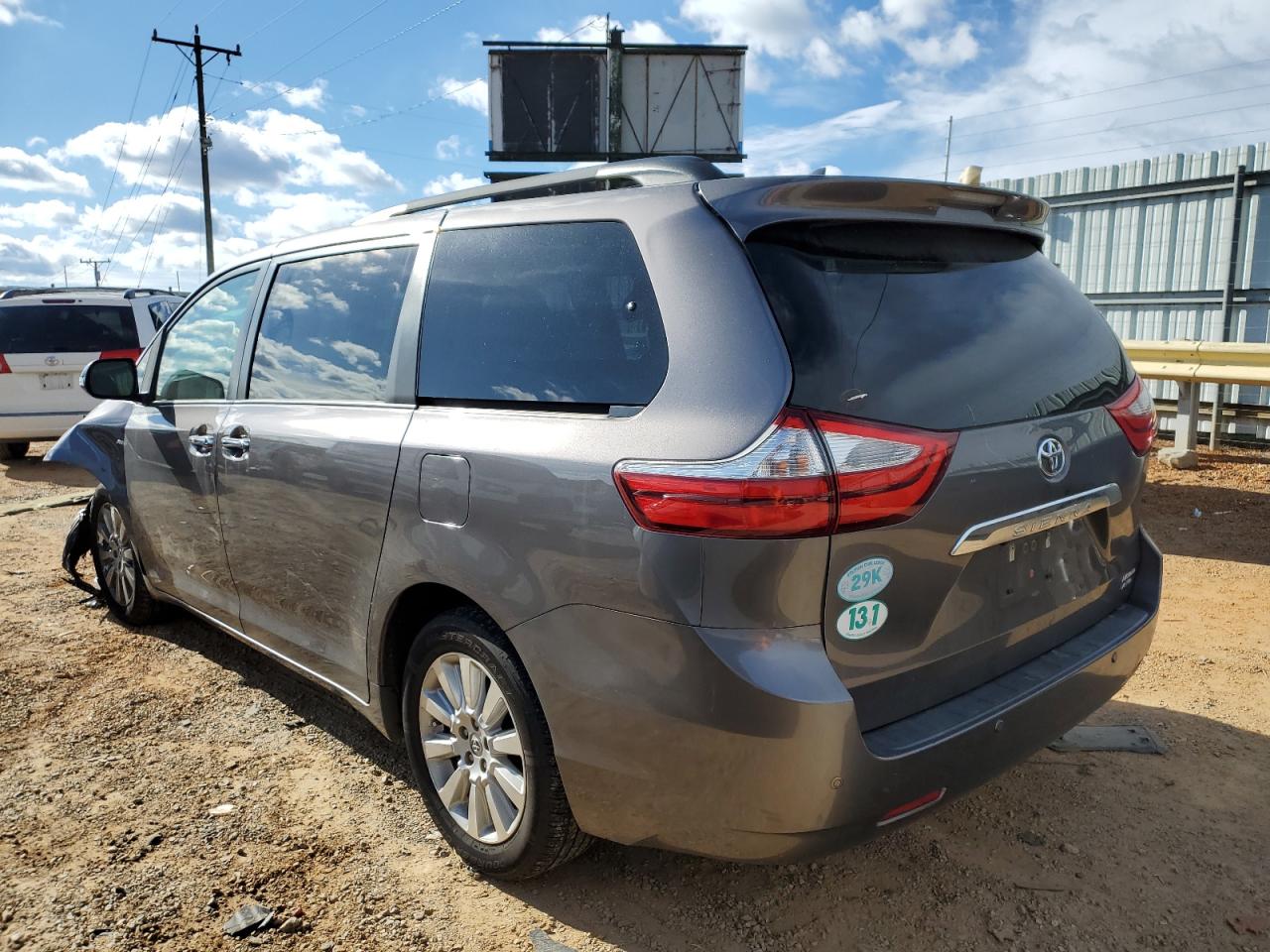2016 Toyota Sienna - Image 2