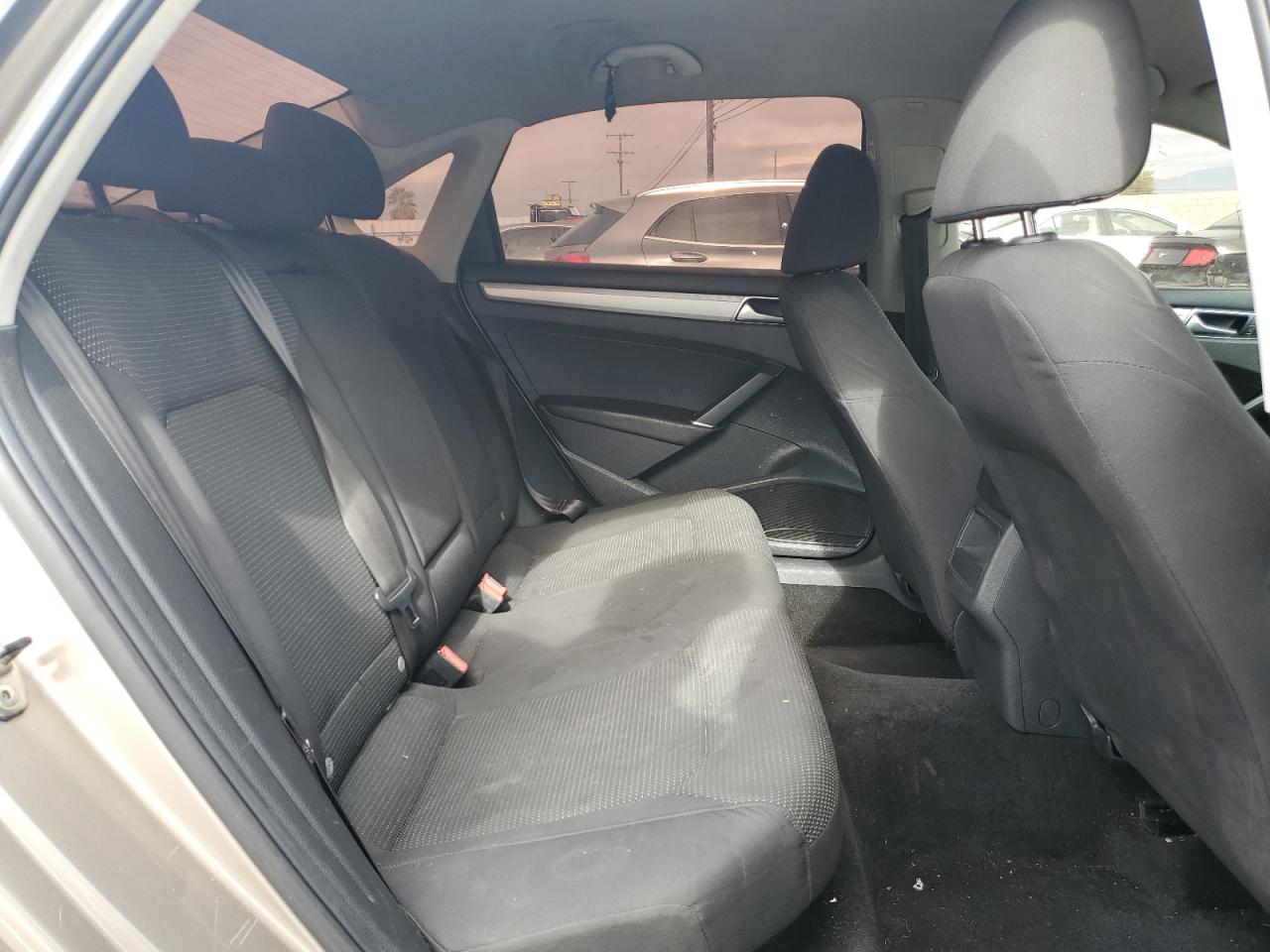 2016 Volkswagen Passat - Image 10