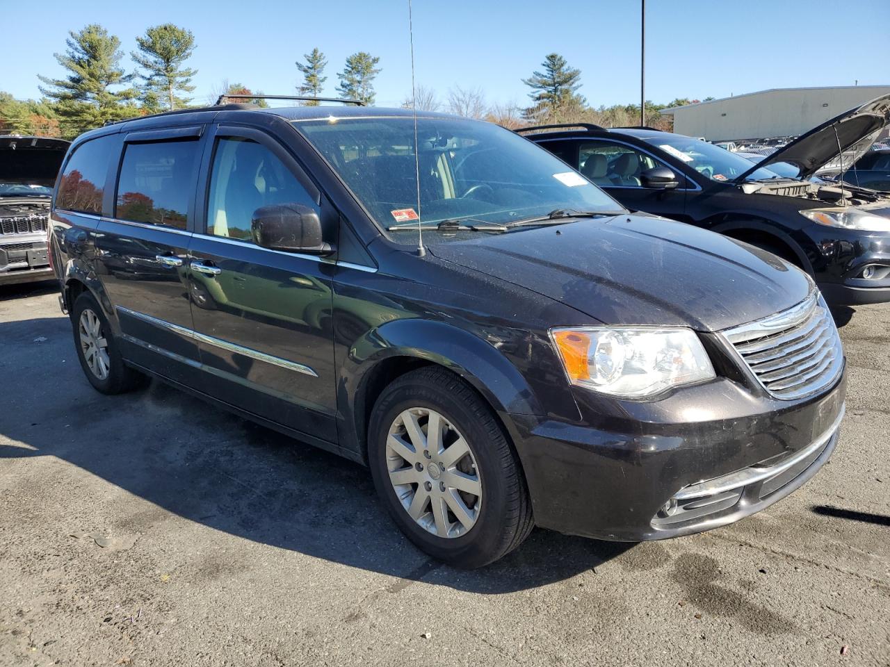 2015 Chrysler Town & Country - Image 4
