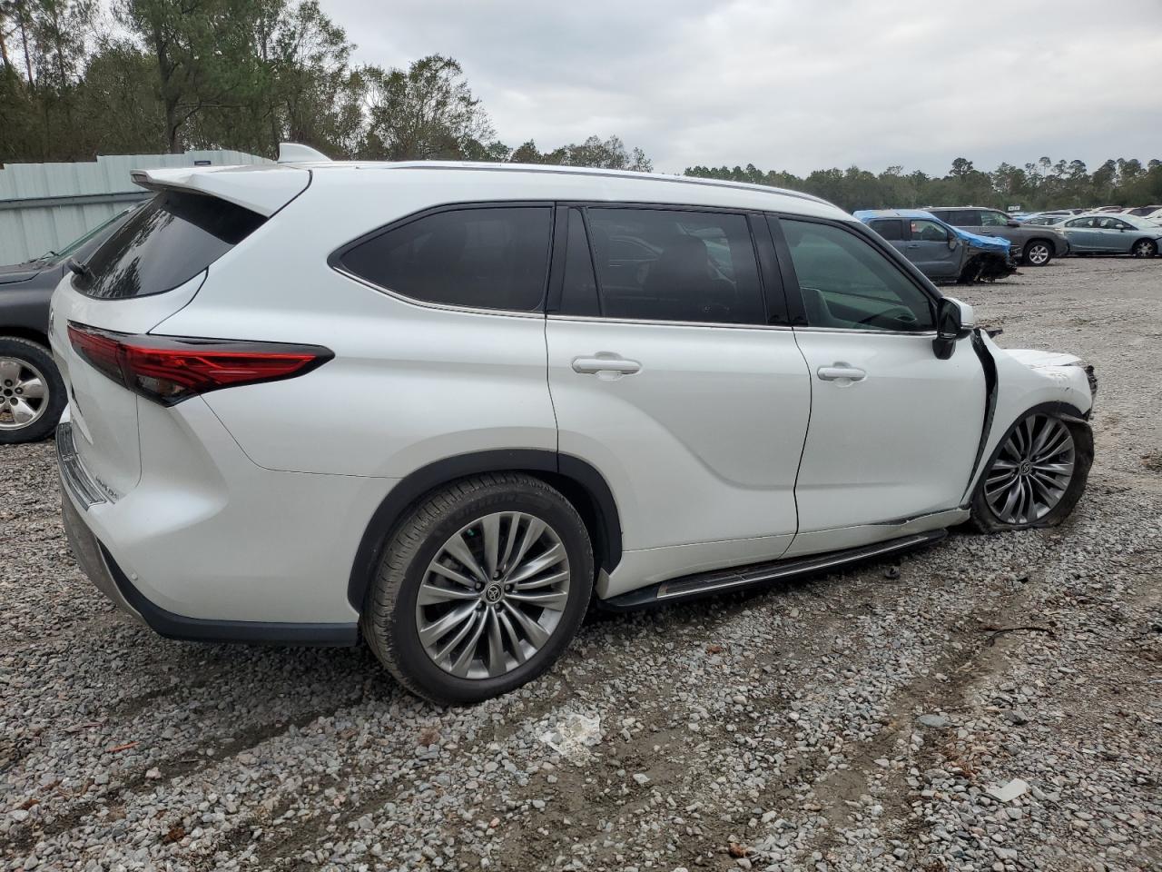 2022 Toyota Highlander - Image 3