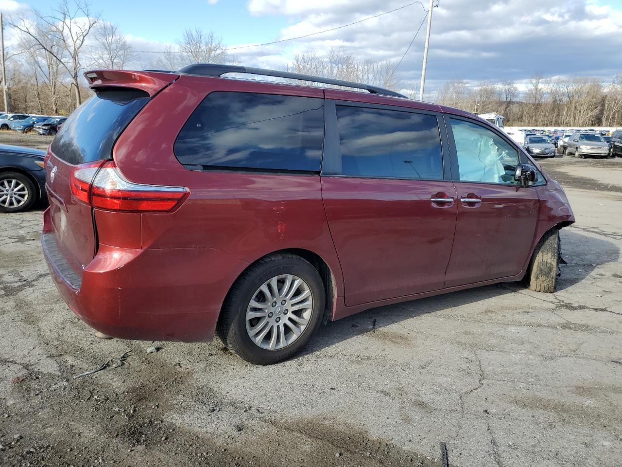 2017 Toyota Sienna - Image 3