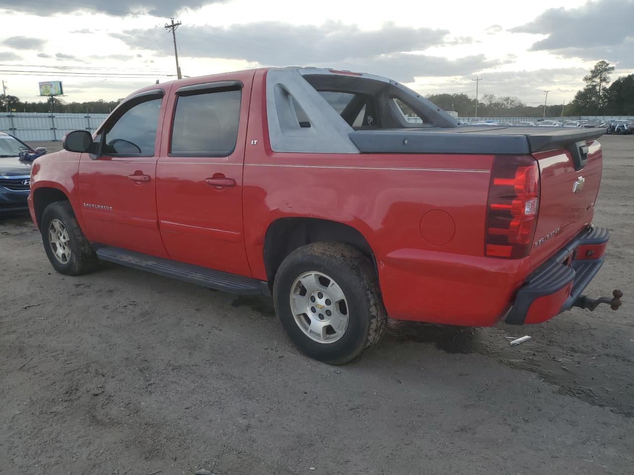 2007 Chevrolet Avalanche - Image 2