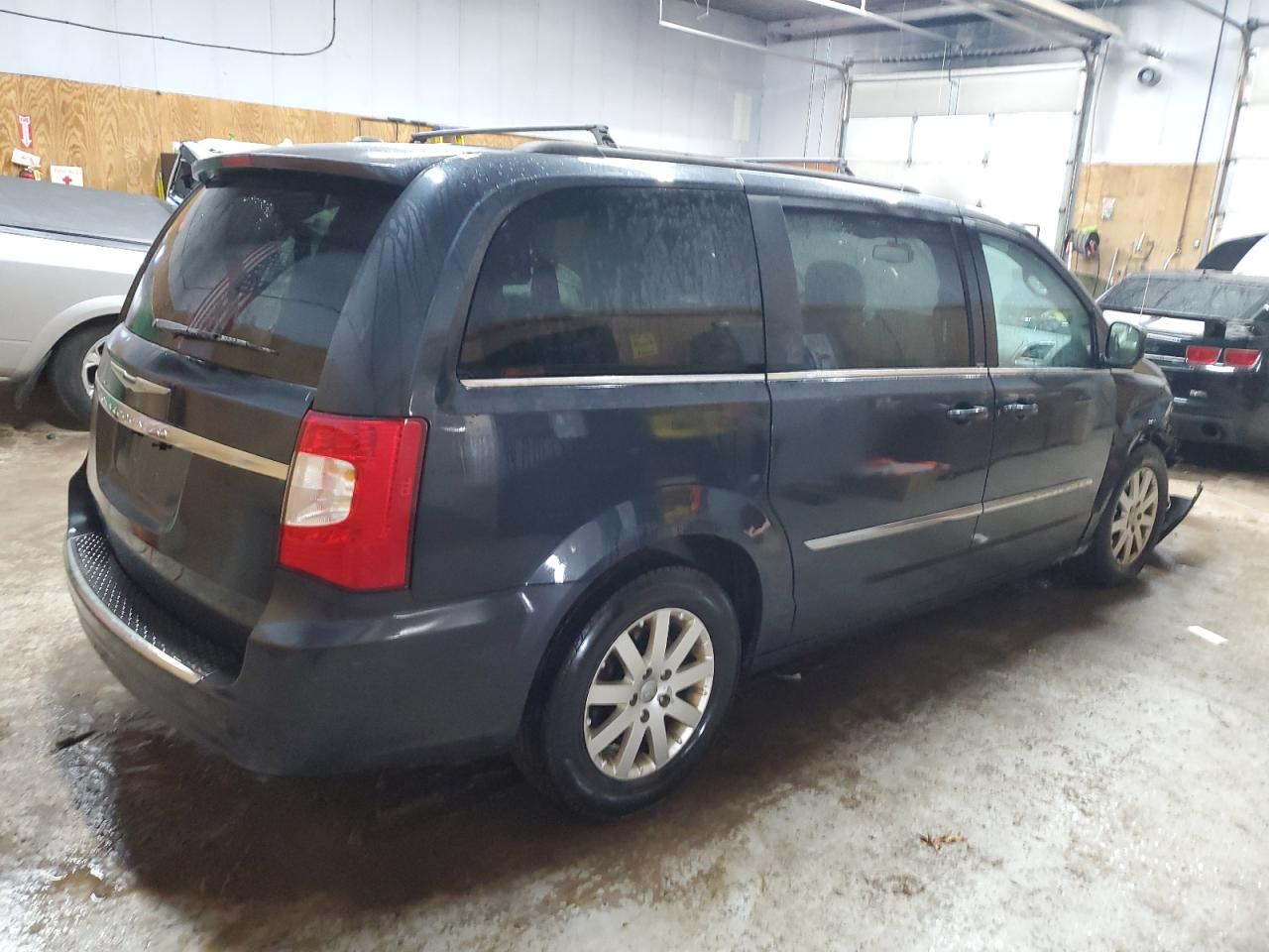 2014 Chrysler Town & Country - Image 3