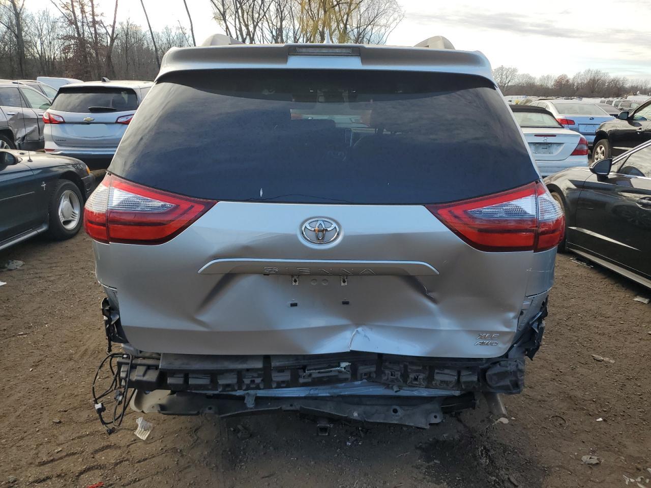 2020 Toyota Sienna - Image 6