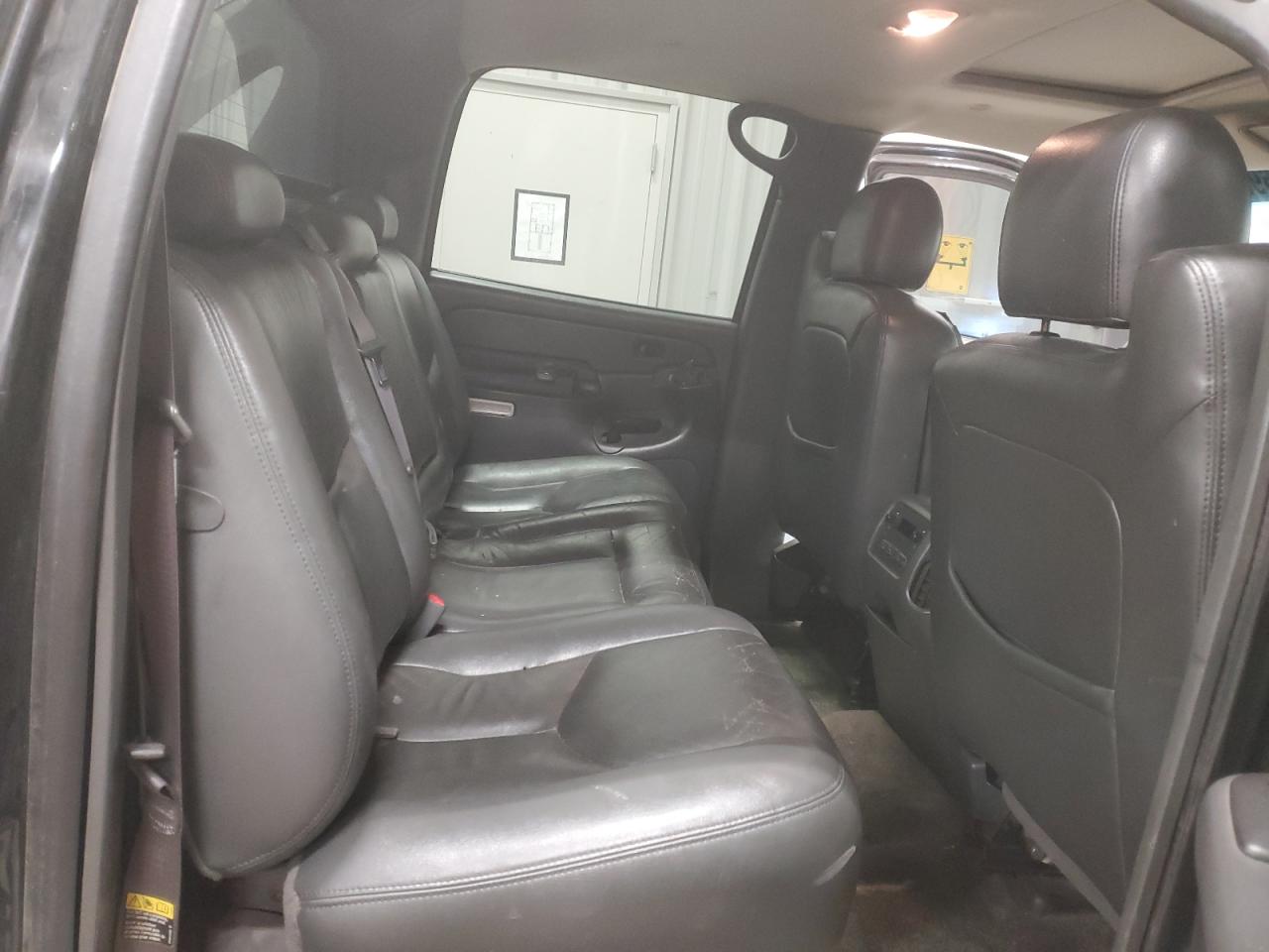 2003 Chevrolet Avalanche - Image 11