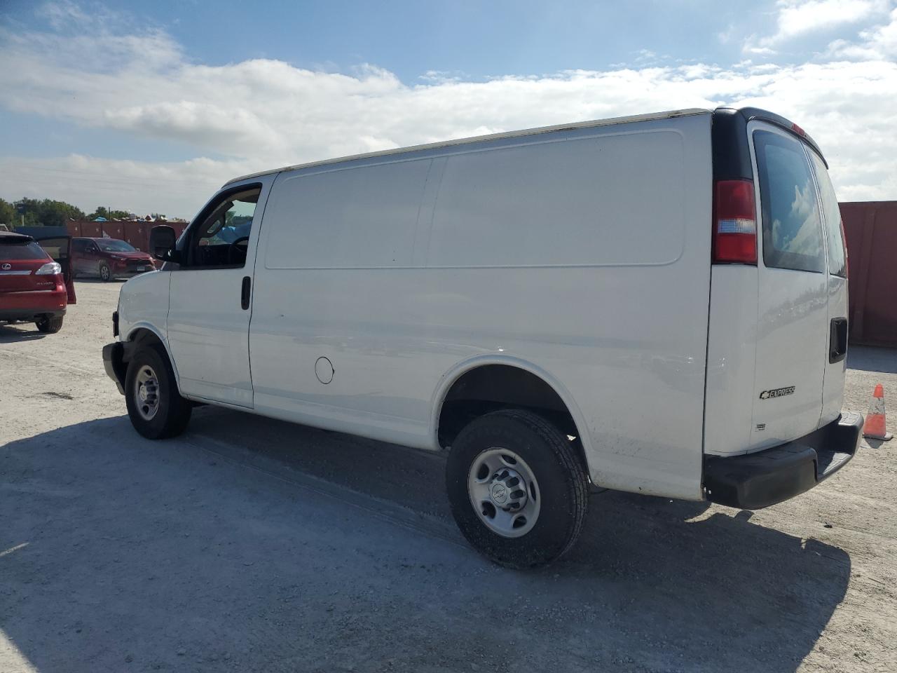 VIN 1GCWGAFP3L1129719 2020 CHEVROLET EXPRESS no.2