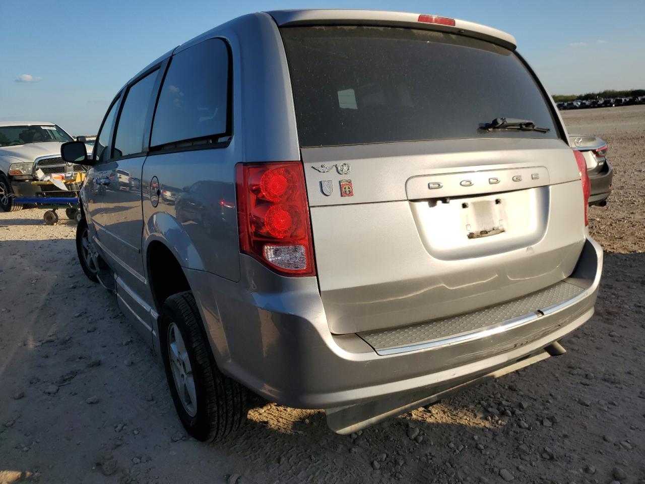 2013 Dodge Caravan - Image 2