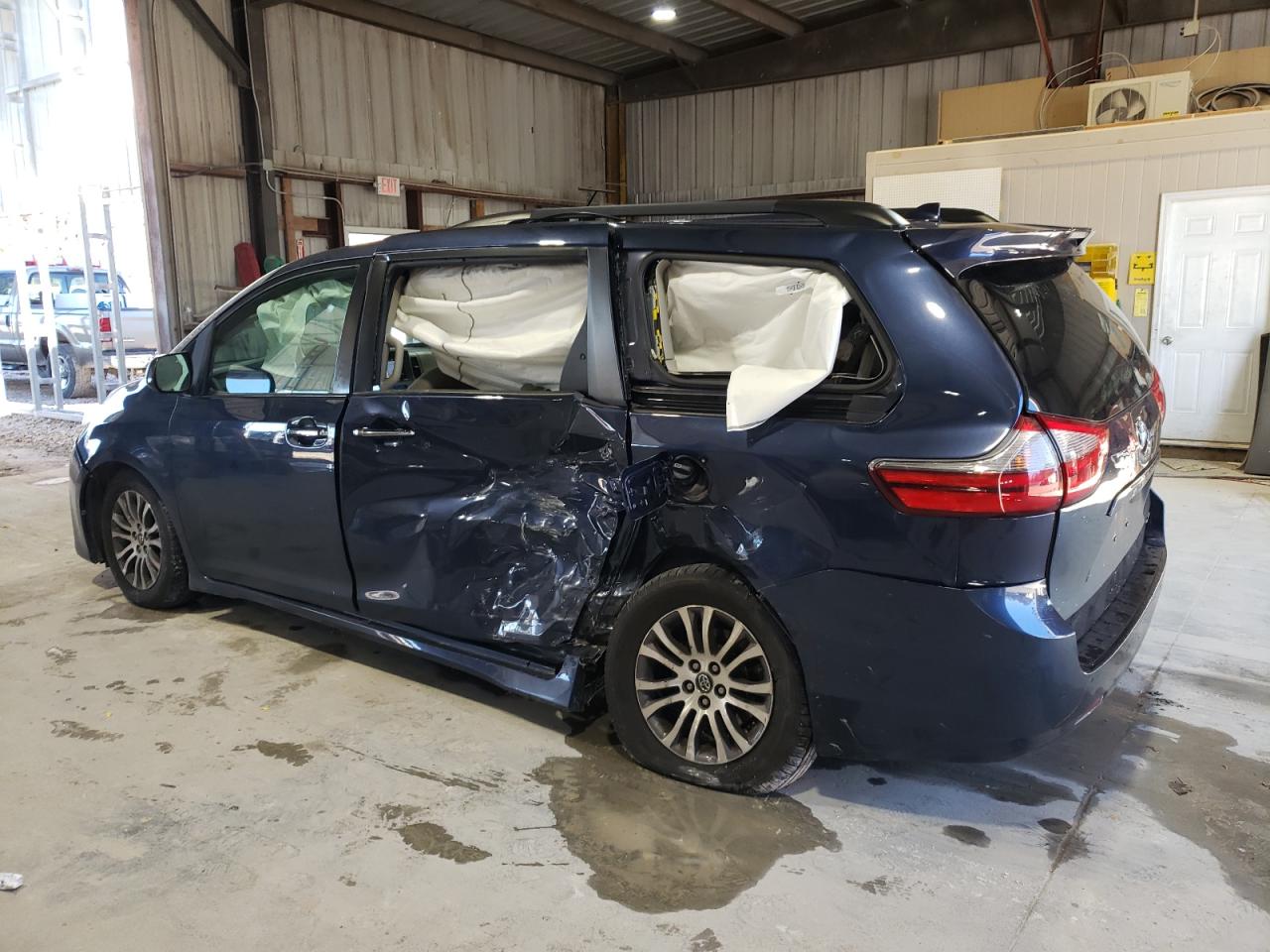 2020 Toyota Sienna - Image 2