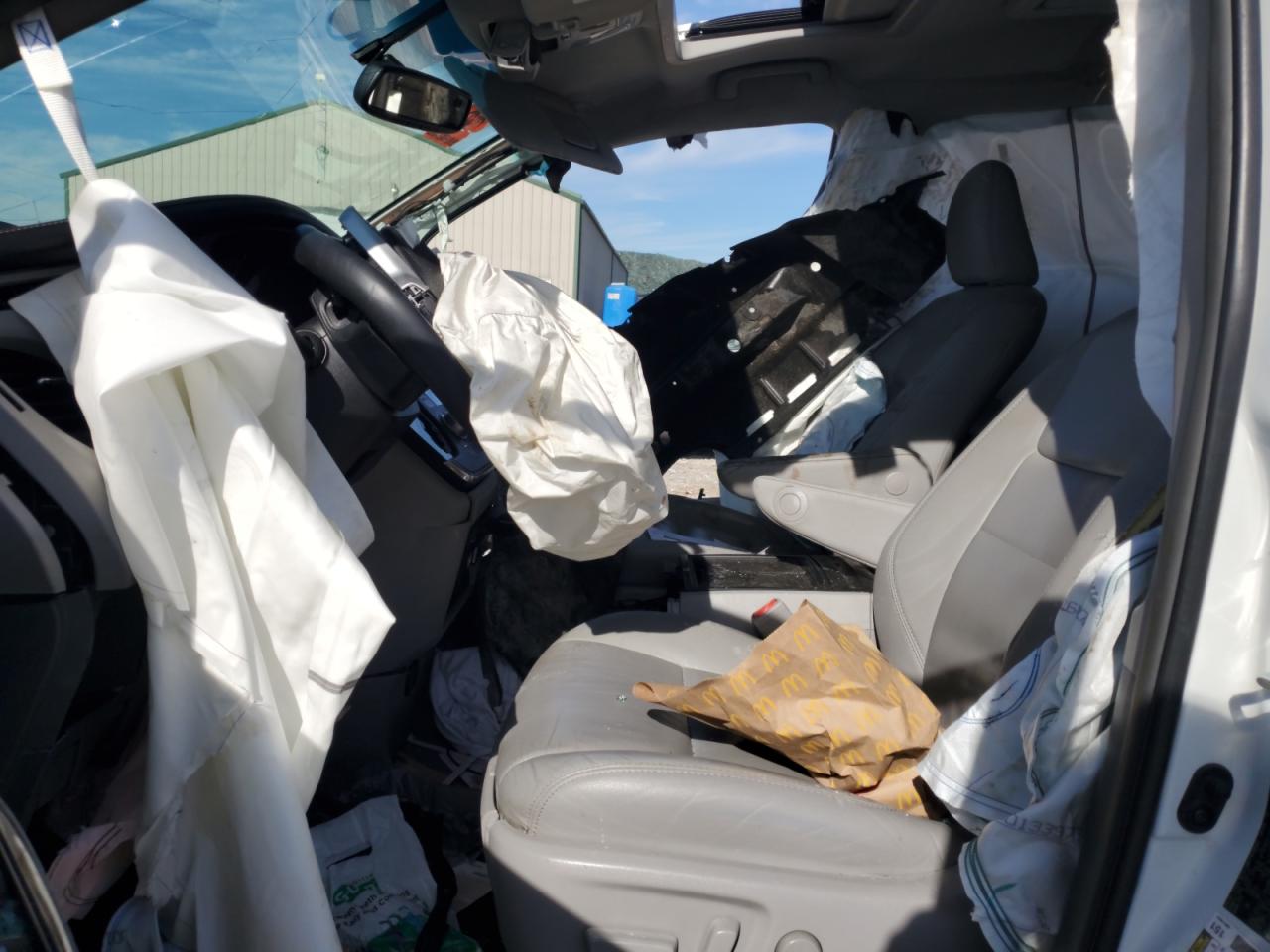 2017 Toyota Sienna - Image 7