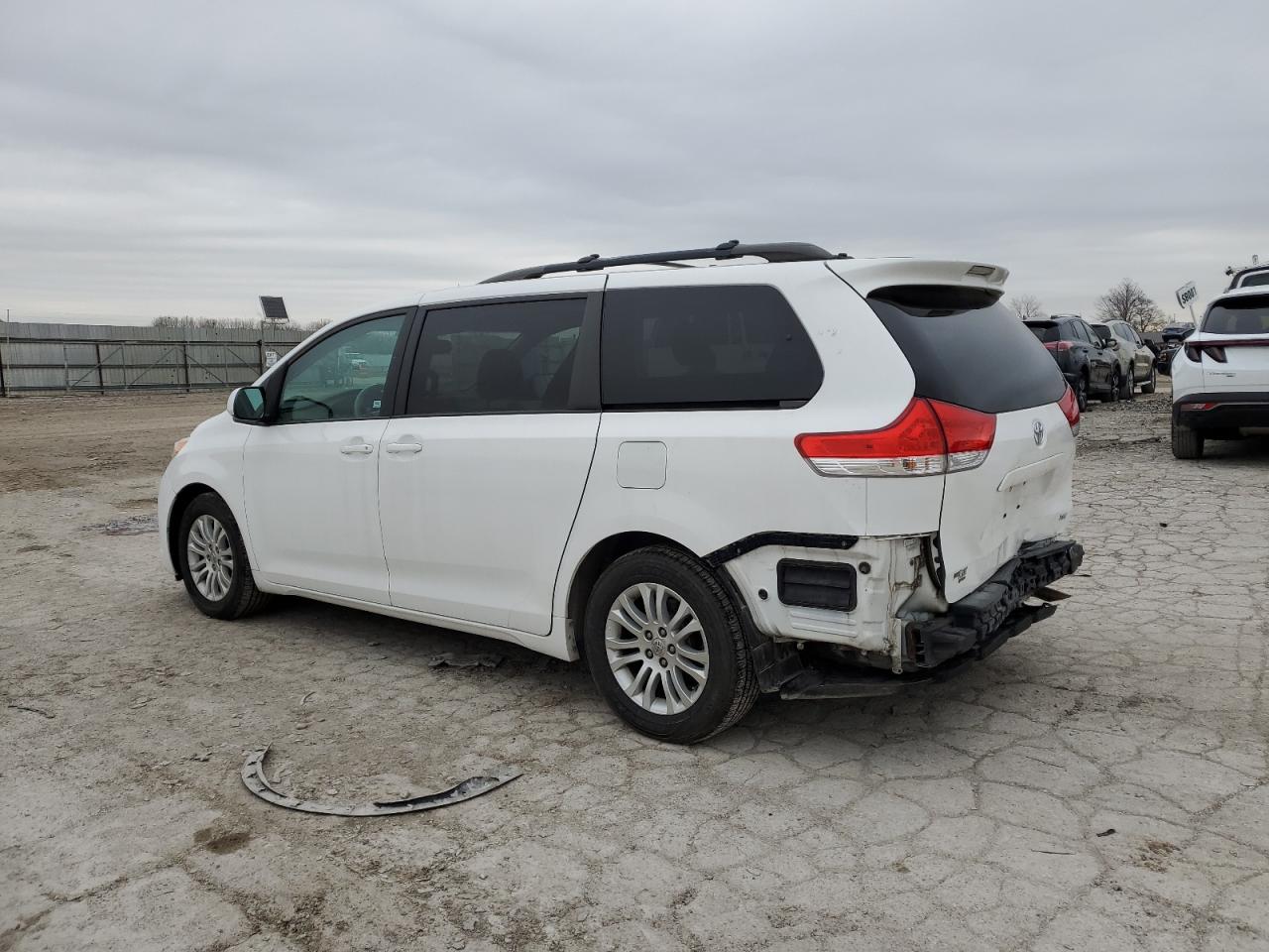 2012 Toyota Sienna - Image 2