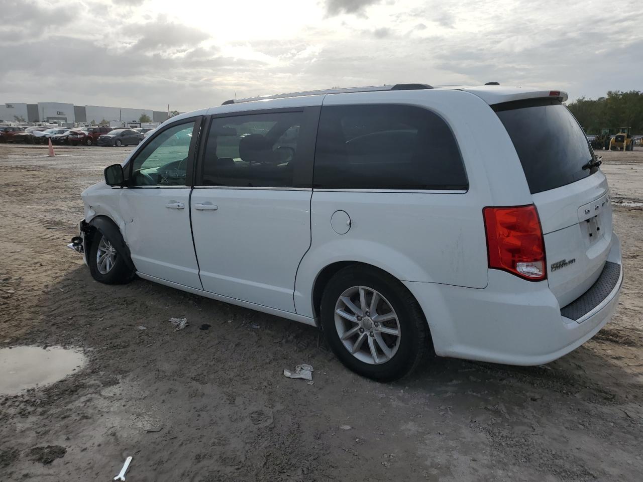 2019 Dodge Caravan - Image 2