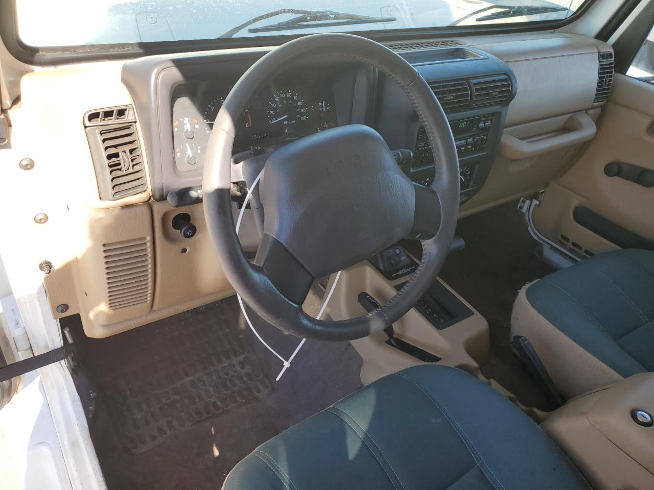 2000 Jeep Wrangler / Tj Sahara VIN: 1J4FA59S2YP733298 Lot: 82686324