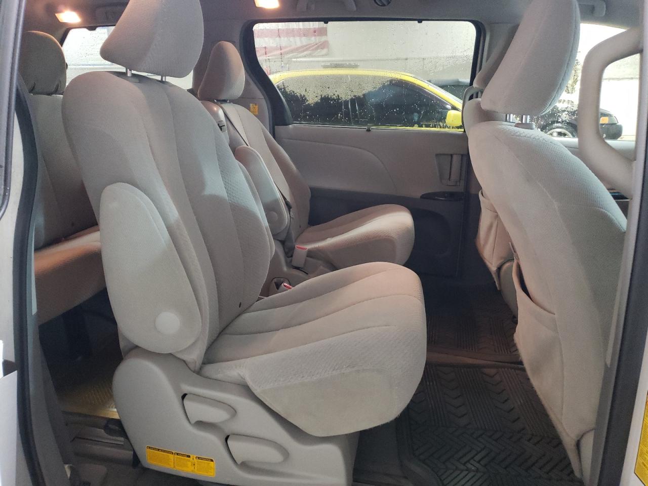 2011 Toyota Sienna - Image 11