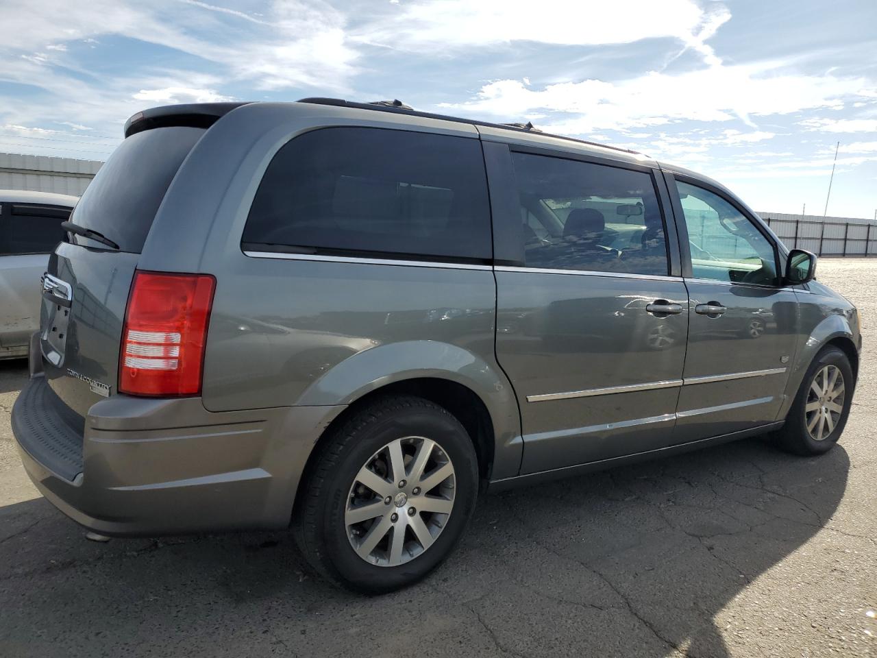 2009 Chrysler Town & Country - Image 3
