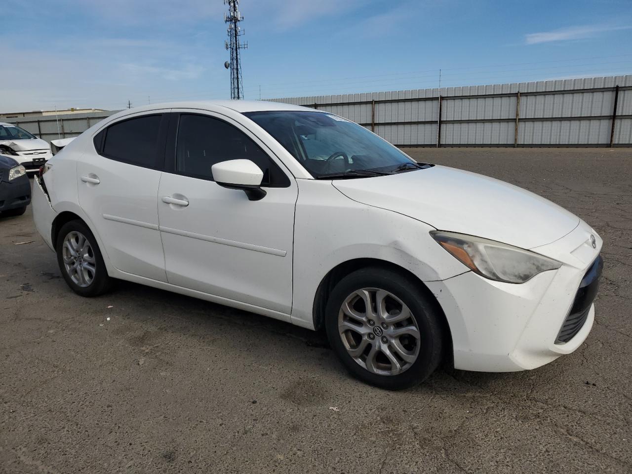 VIN 3MYDLBZV3GY135977 2016 TOYOTA SCION no.4