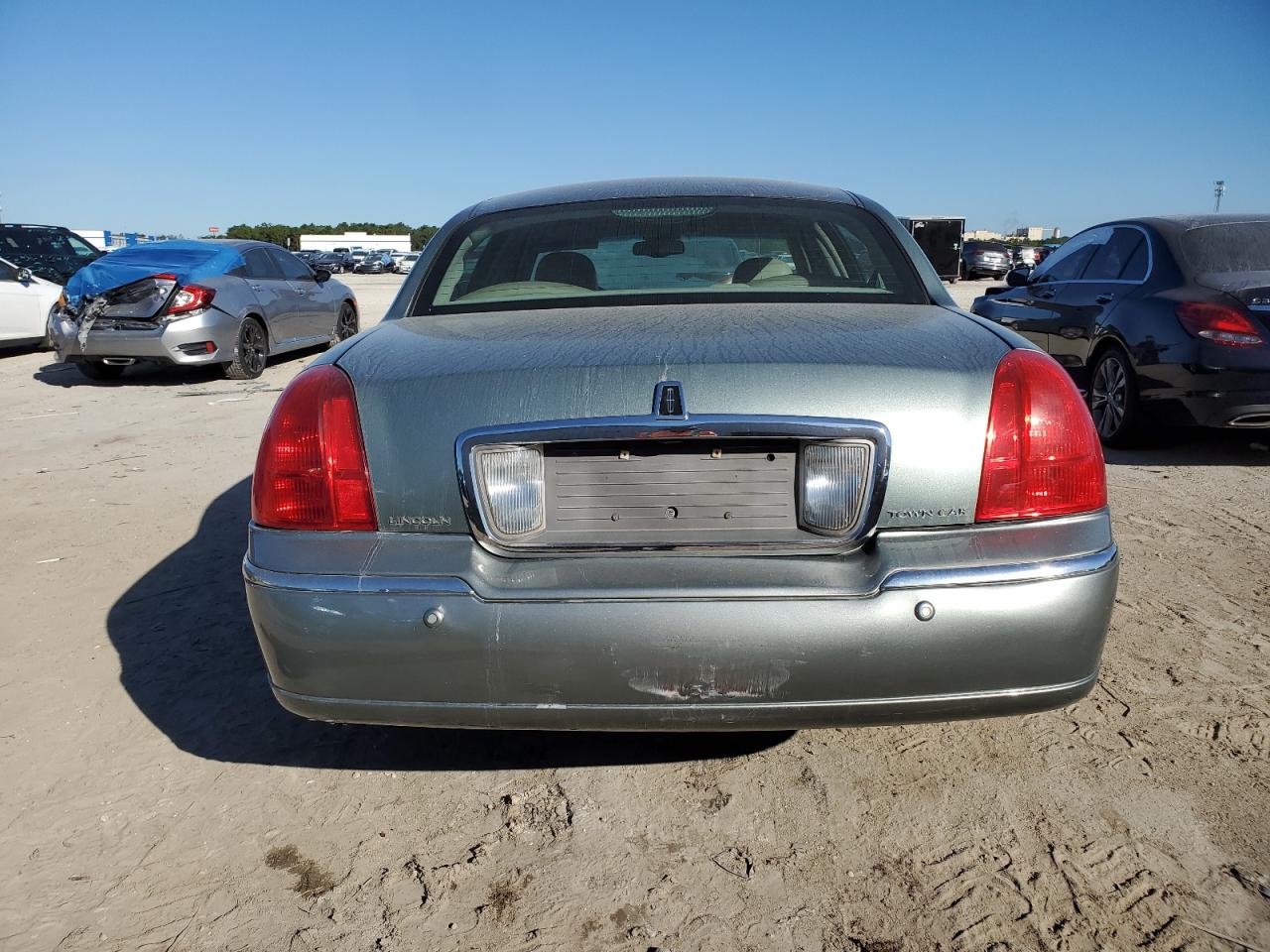 2004 Lincoln Town Car Executive VIN: 1LNHM81W34Y667253 Lot: 81313484