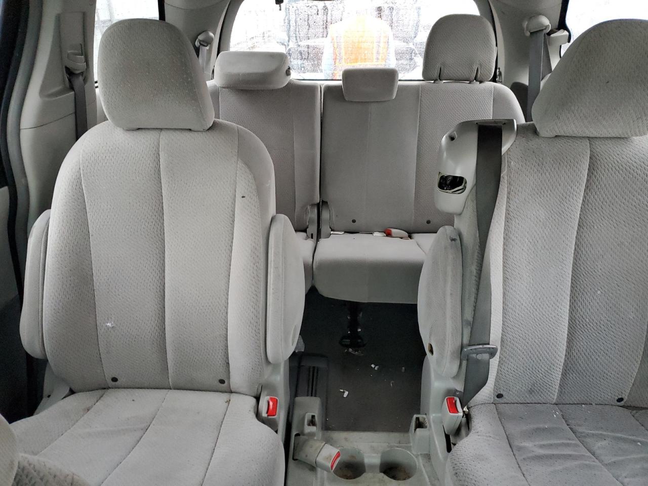 2011 Toyota Sienna - Image 10