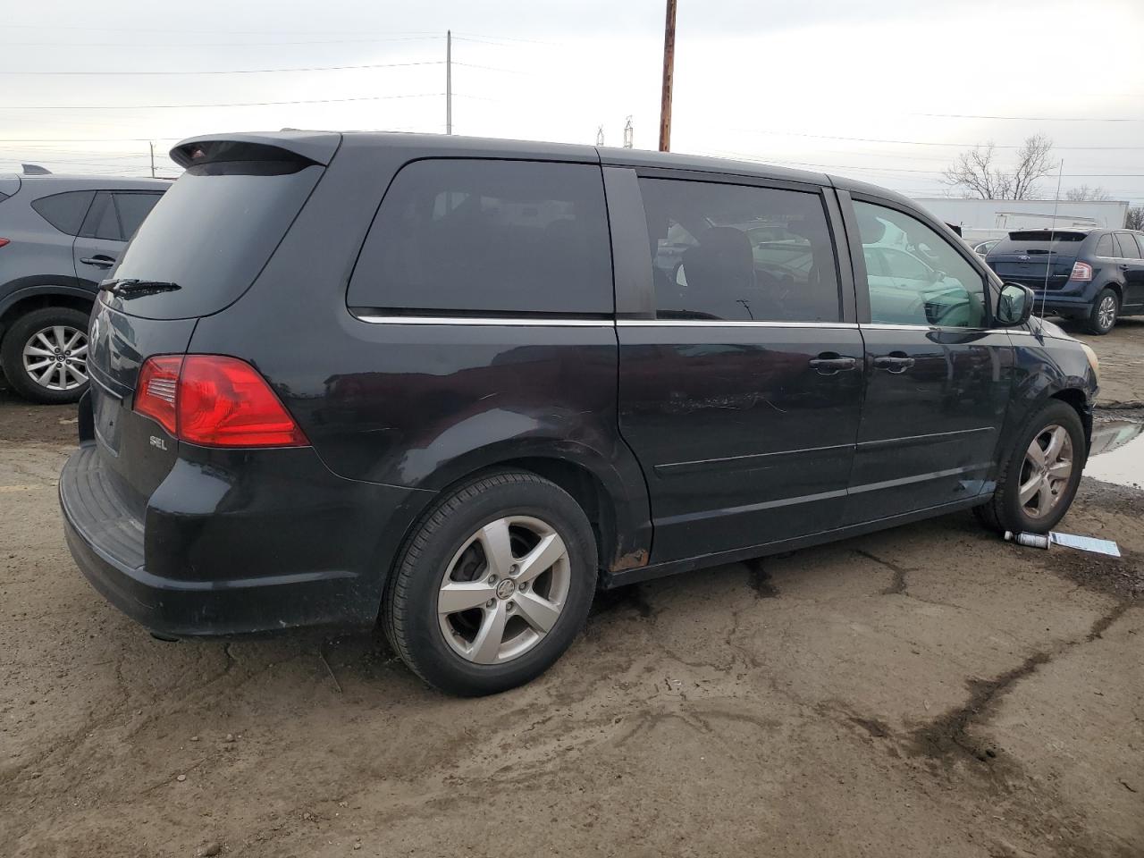 2010 Volkswagen Routan - Image 3