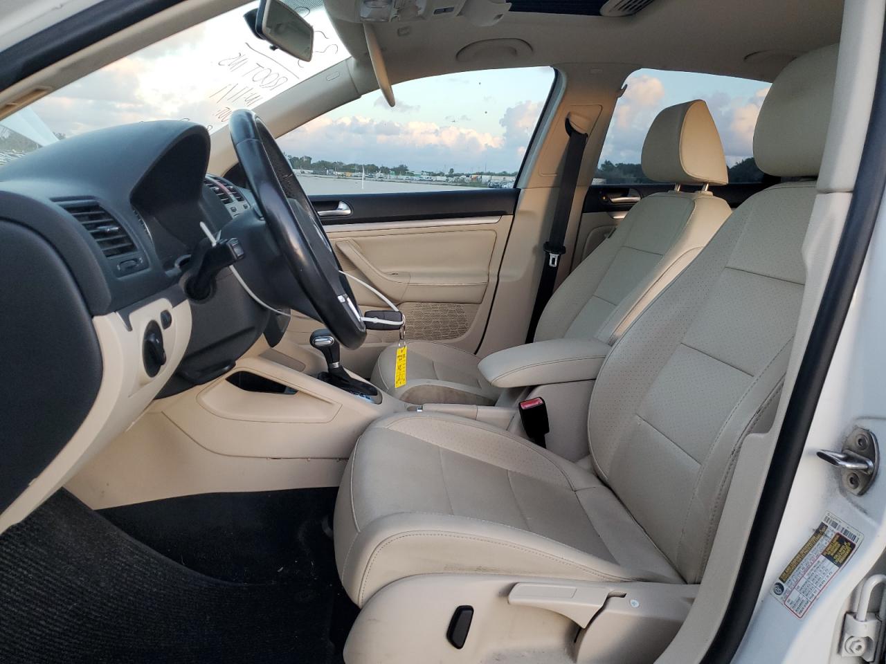 2010 Volkswagen Jetta - Image 7