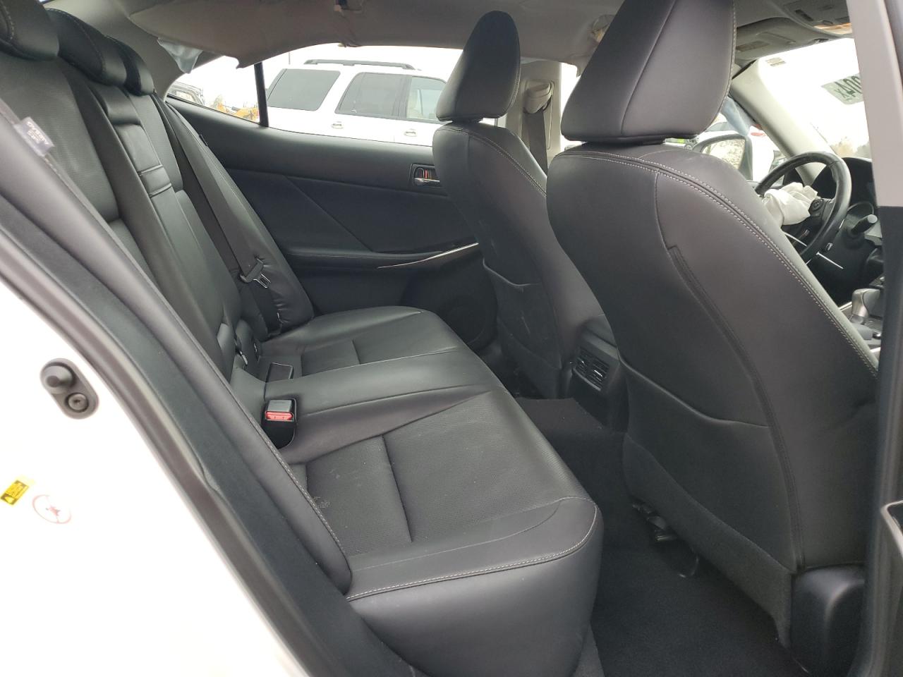 2016 Lexus IS - Image 10