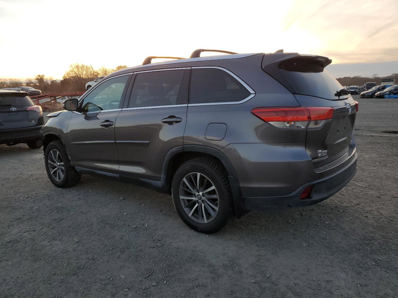 2019 Toyota Highlander - Image 2
