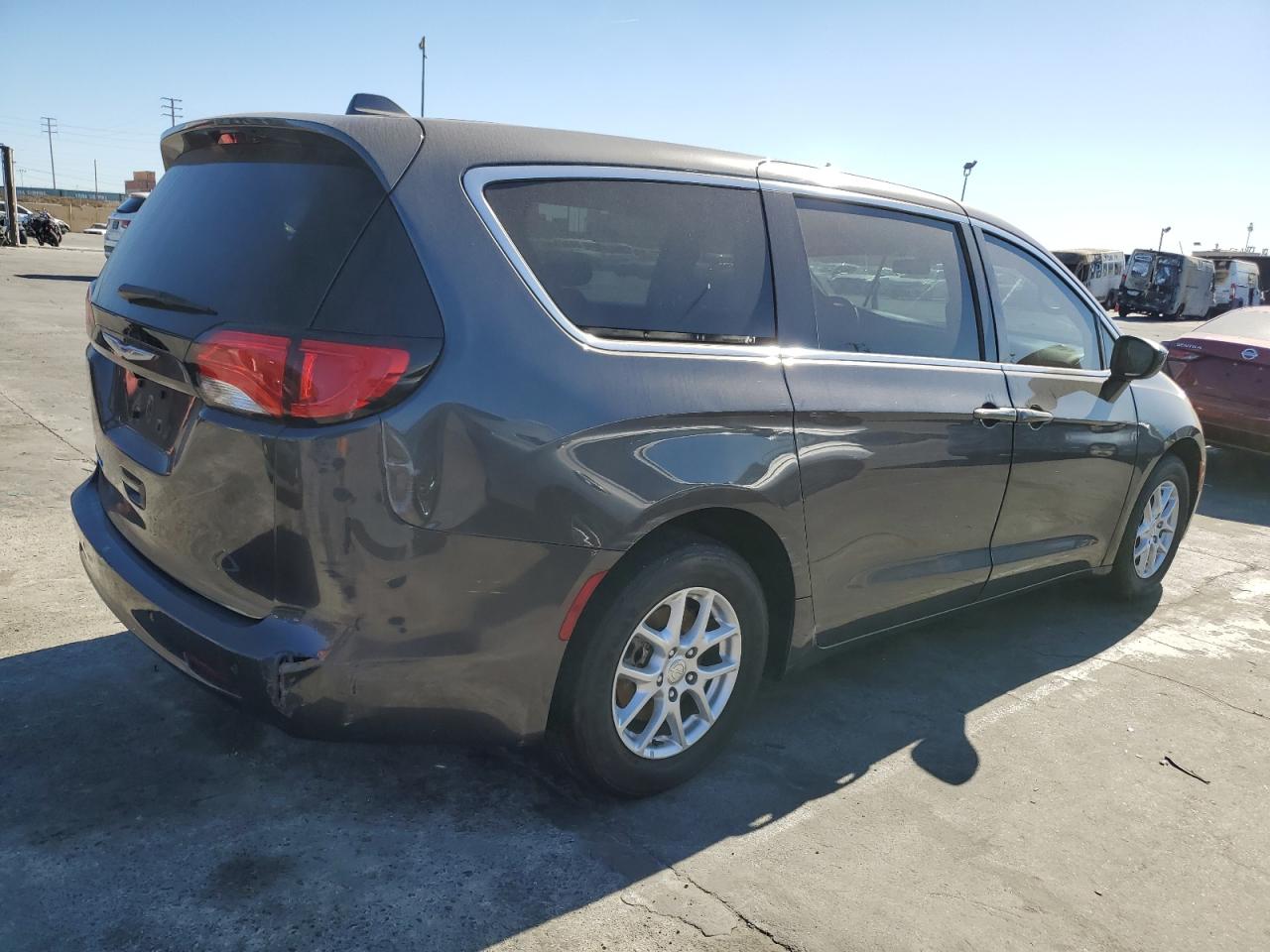 2018 Chrysler Pacifica - Image 3