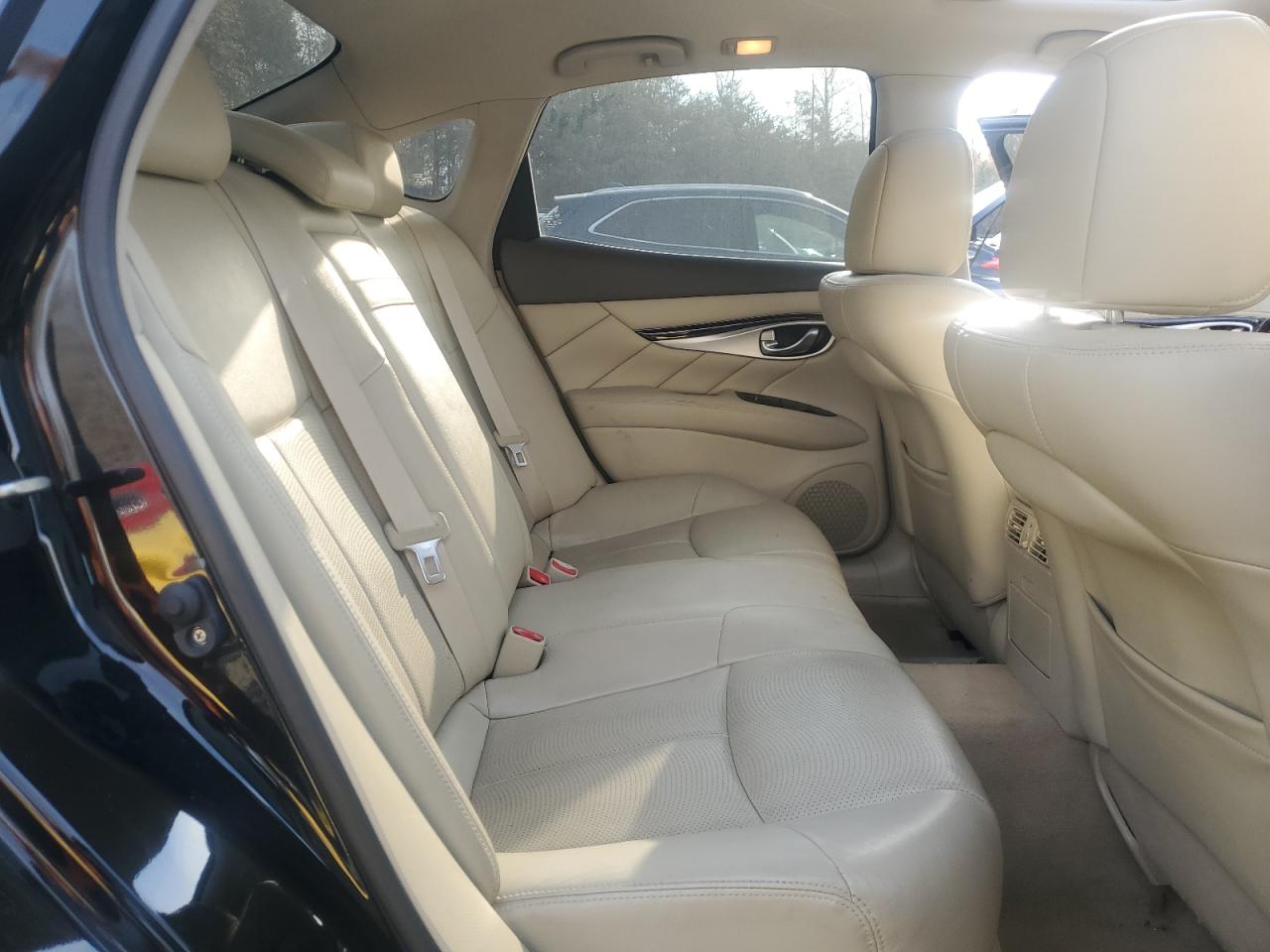 2016 Infiniti Q70 - Image 10