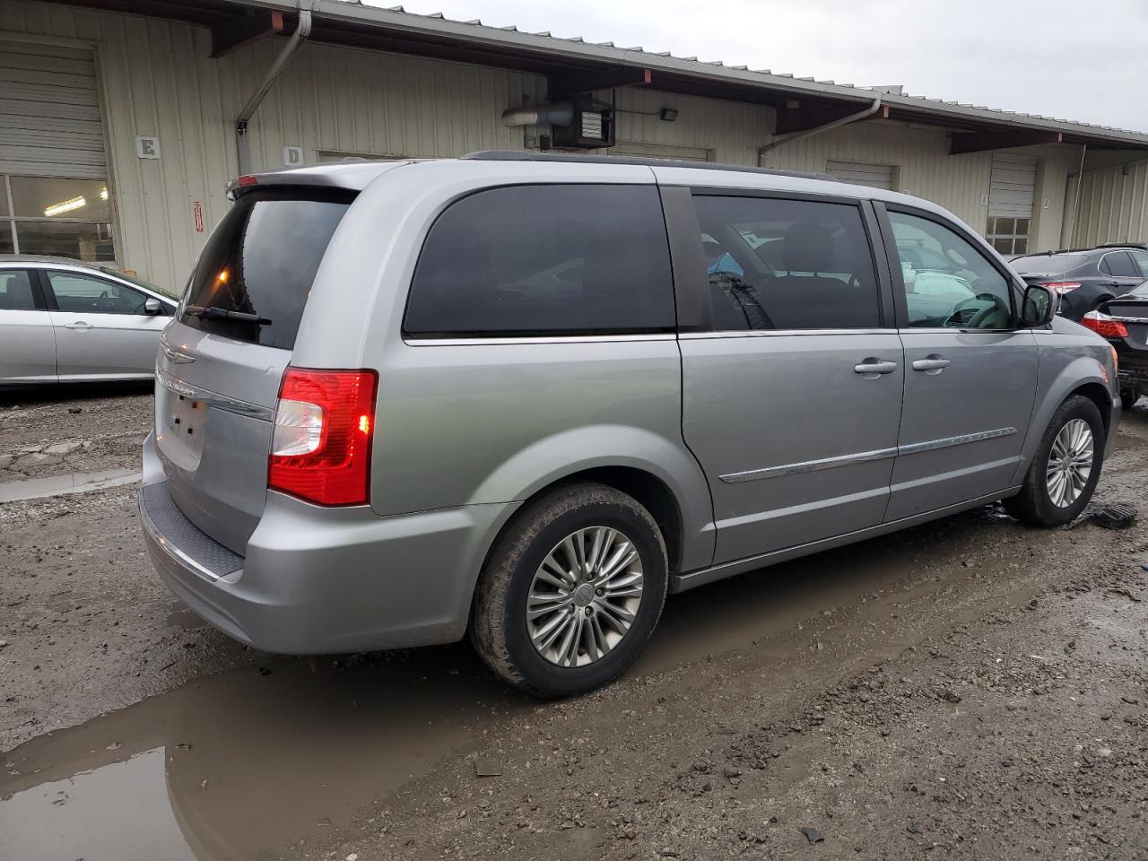 2016 Chrysler Town & Country - Image 3