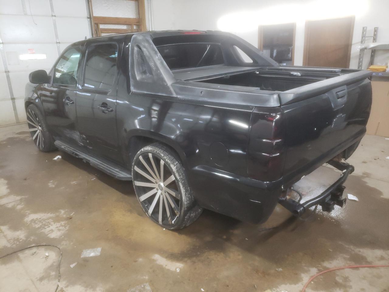 2007 Chevrolet Avalanche - Image 2