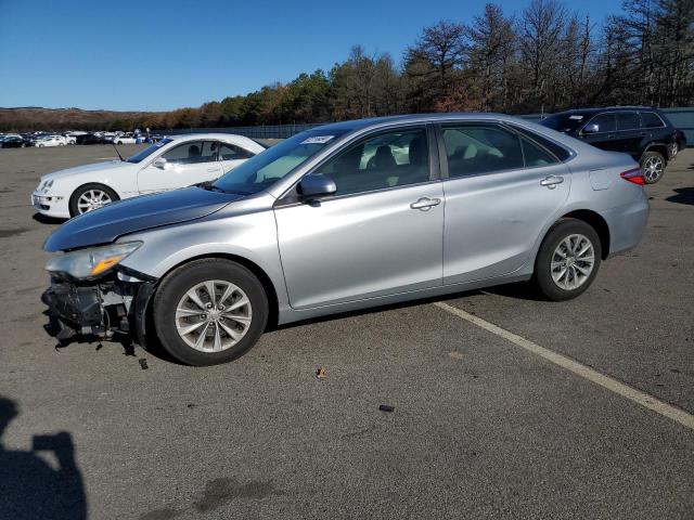  TOYOTA CAMRY 2015 Srebrny
