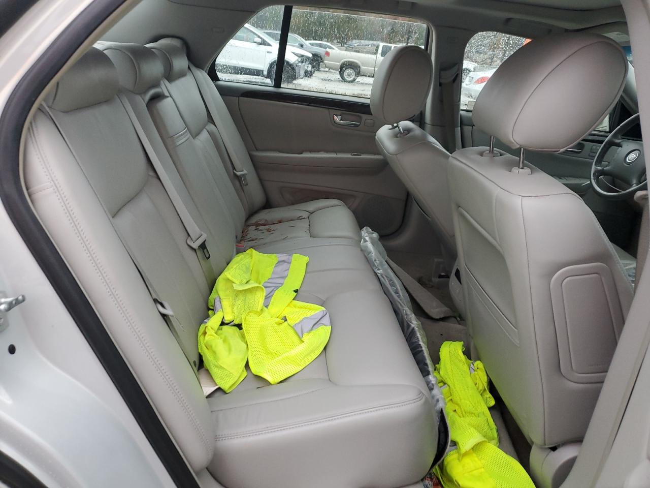 2010 Cadillac DTS - Image 10