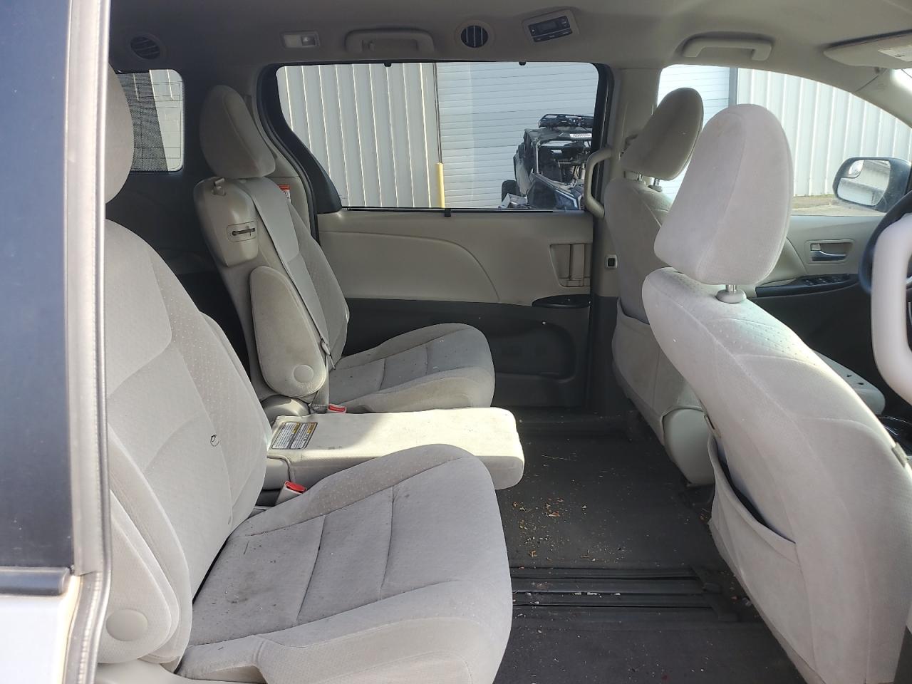 2015 Toyota Sienna - Image 10