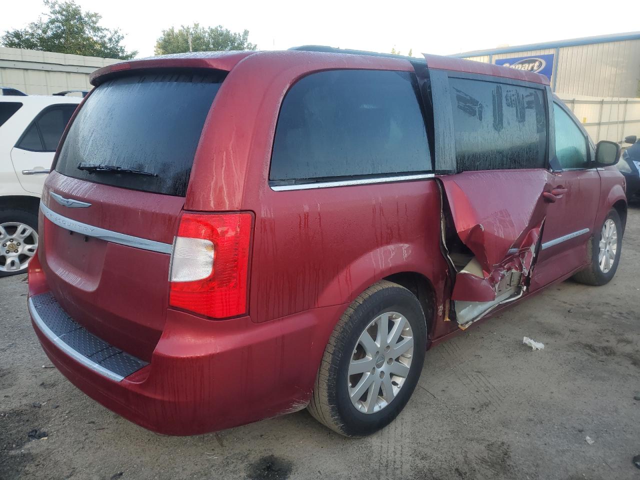 2014 Chrysler Town & Country - Image 3