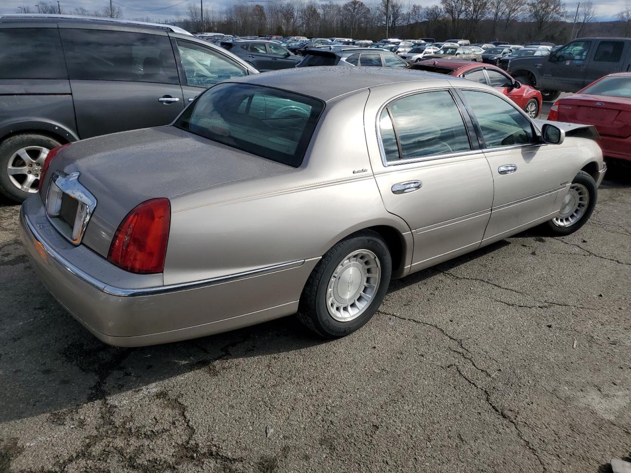 2000 Lincoln Town Car - Image 3