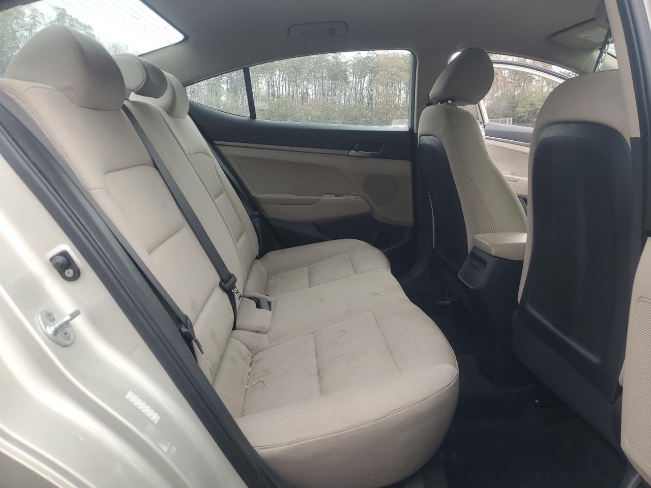 2017 Hyundai Elantra - Image 10