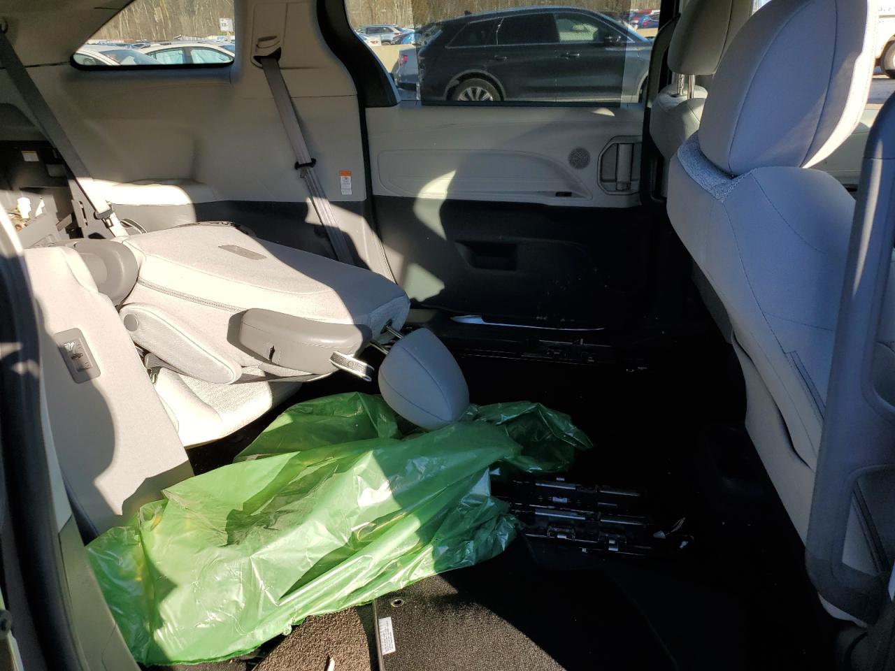 2021 Toyota Sienna - Image 11