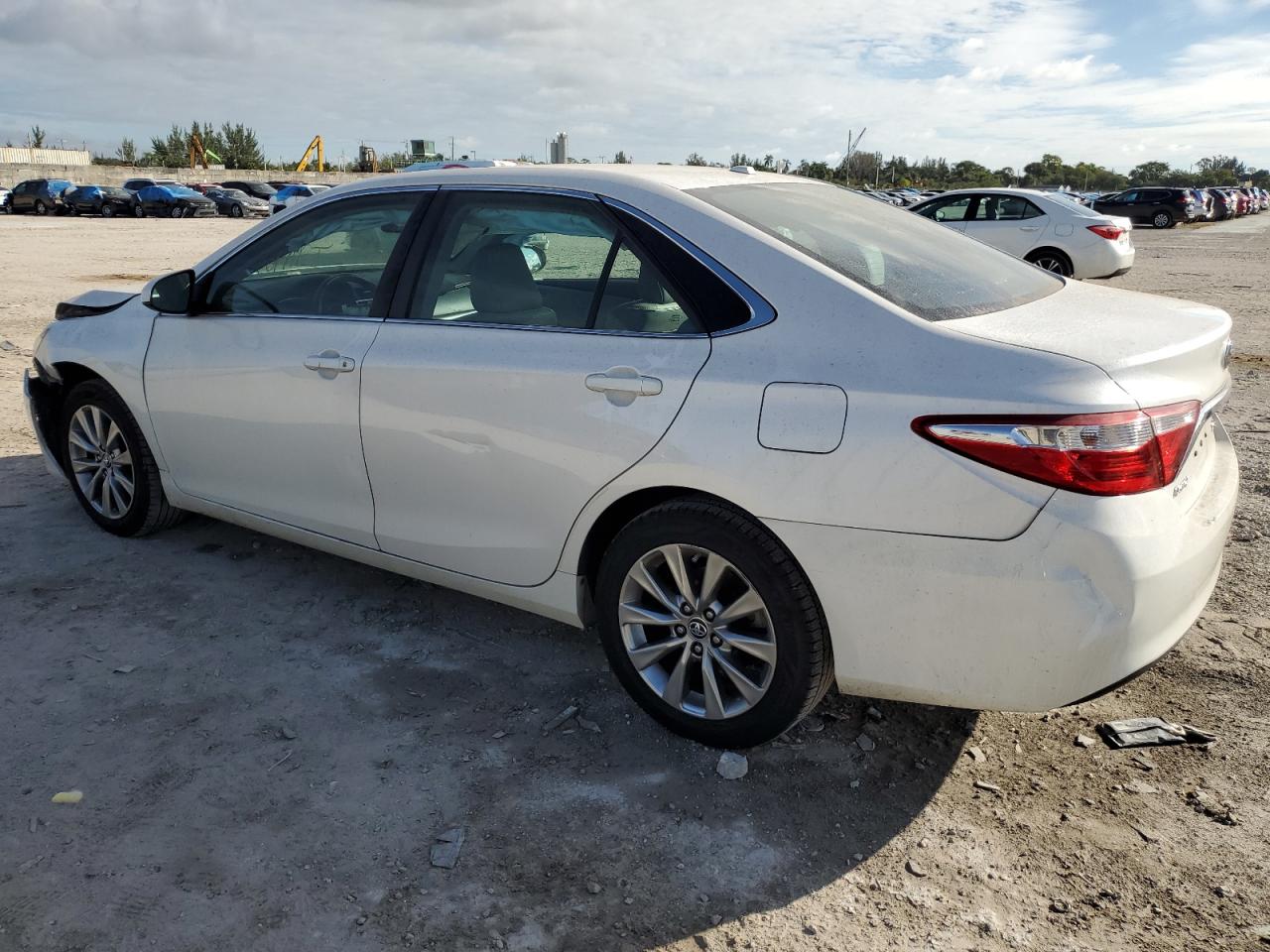 VIN 4T1BF1FK9FU915111 2015 TOYOTA CAMRY no.2