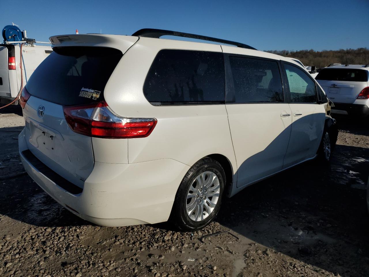 2017 Toyota Sienna - Image 3