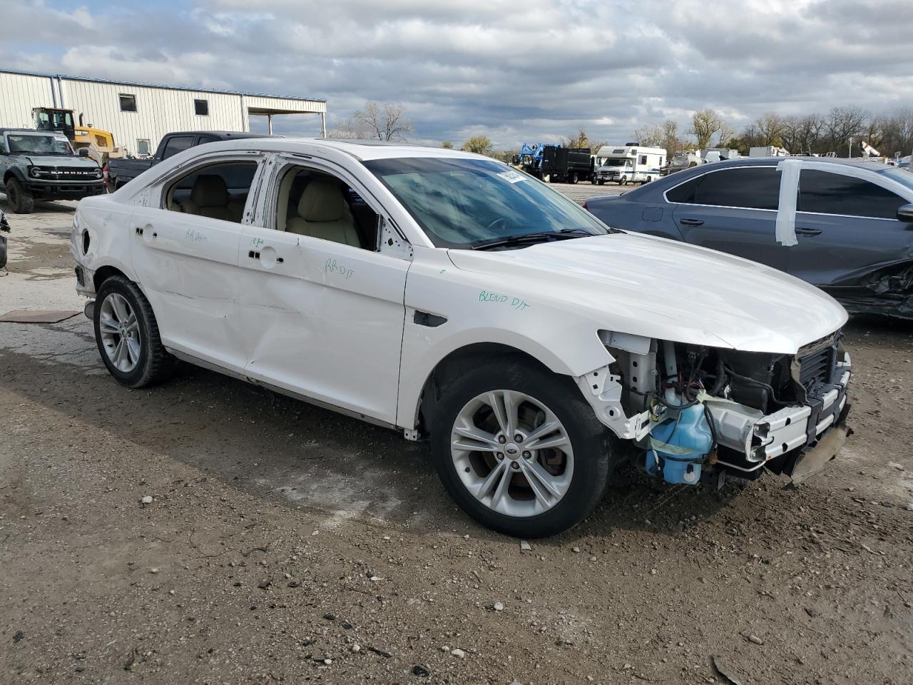 VIN 1FAHP2E87GG137565 2016 FORD TAURUS no.4