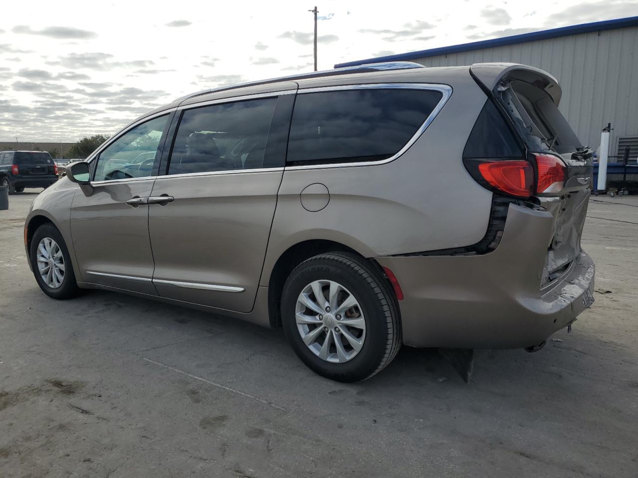 2018 Chrysler Pacifica - Image 2