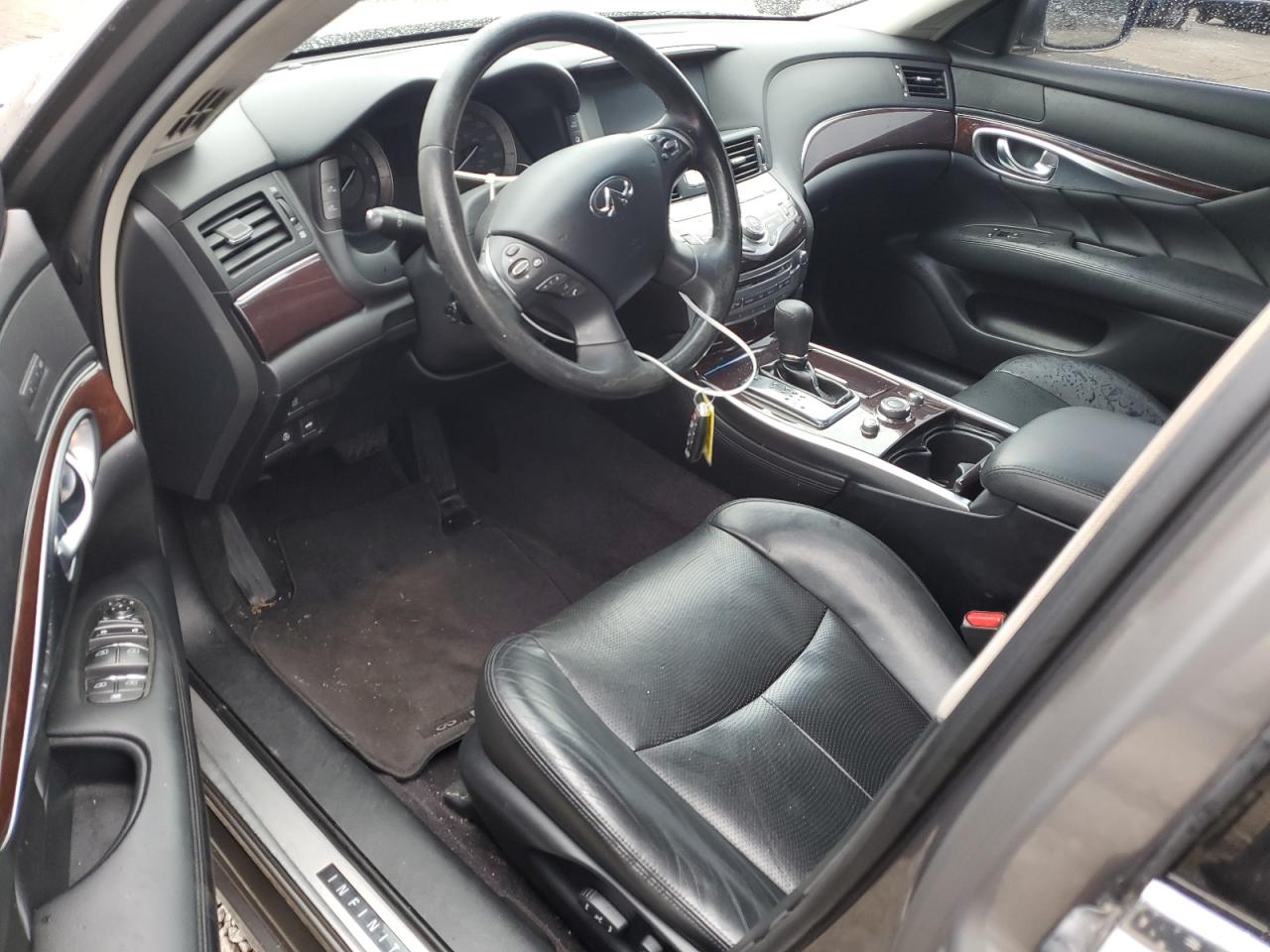 2012 Infiniti M - Image 8
