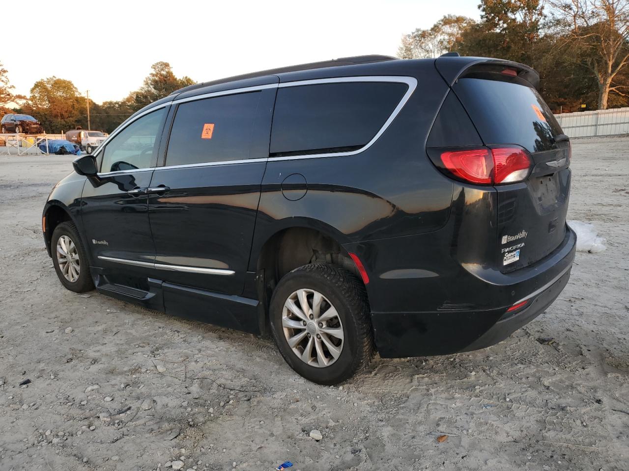 2017 Chrysler Pacifica - Image 2
