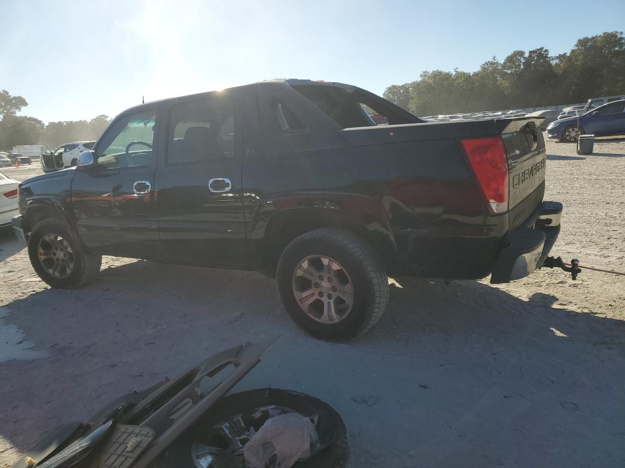 2005 Chevrolet Avalanche - Image 2