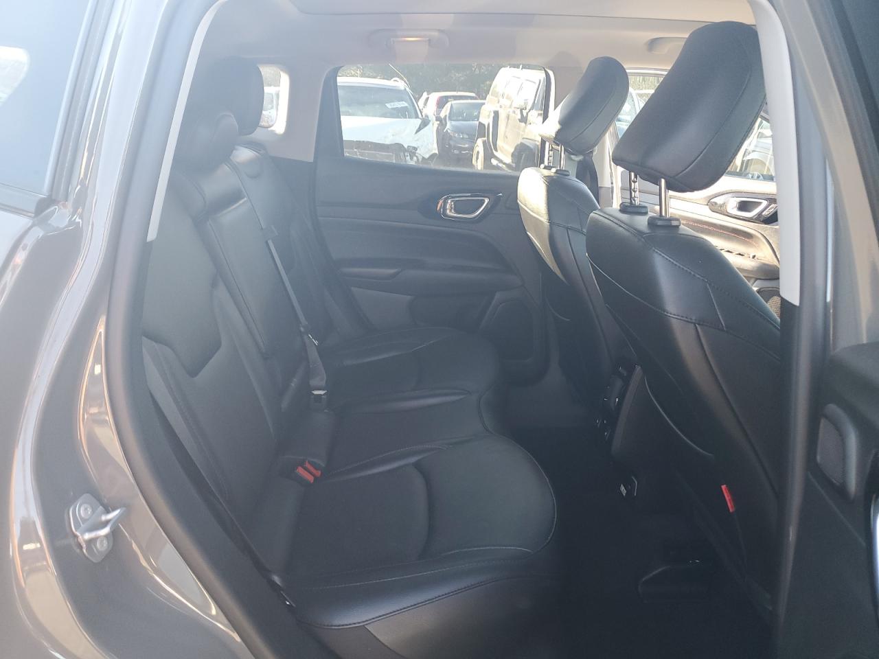 2022 Jeep Compass - Image 11