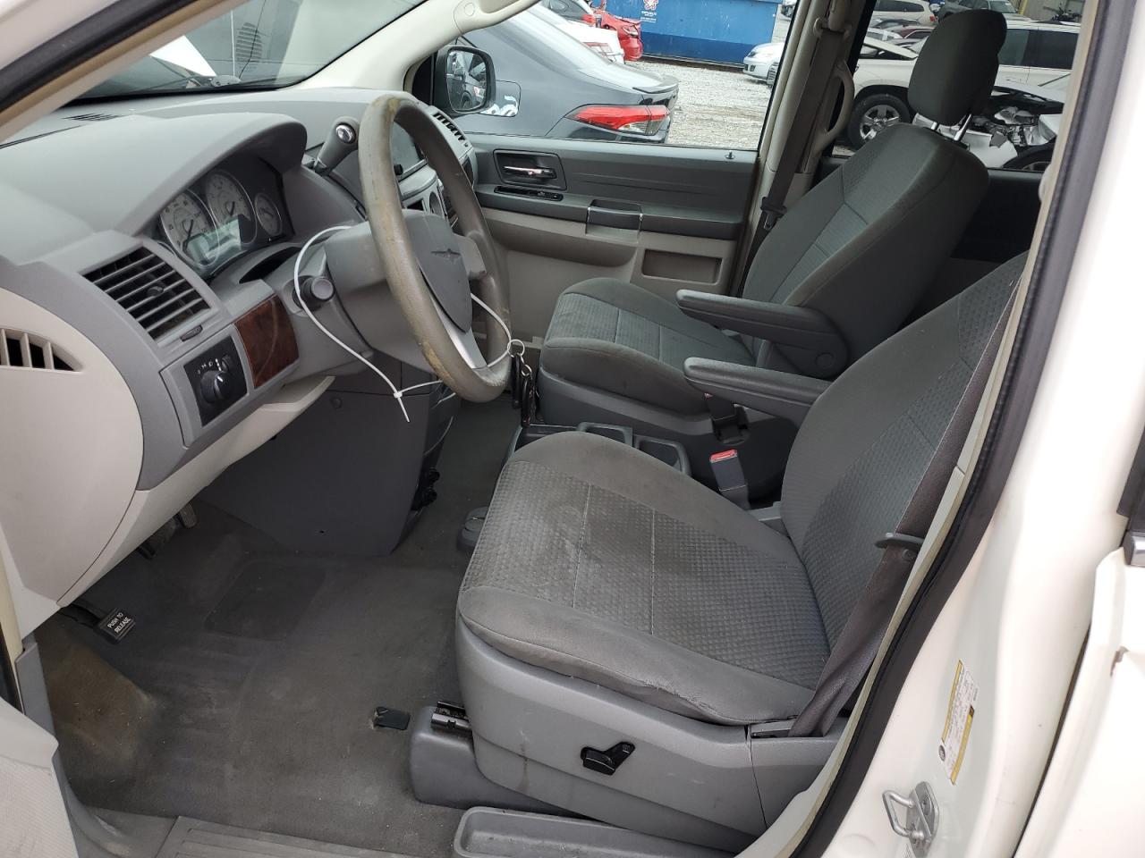 2010 Chrysler Town & Country - Image 7