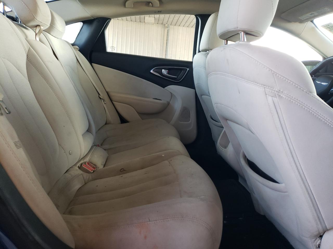 2016 Chrysler 200 - Image 10