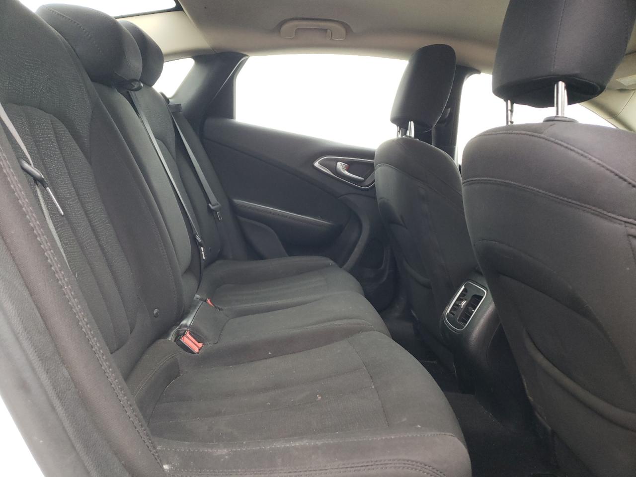 2016 Chrysler 200 - Image 11